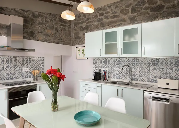 Vakantiehuis Corman House, Sea View & Pool