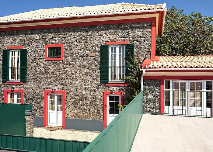 Vakantiehuis Corman House, Sea View & Pool